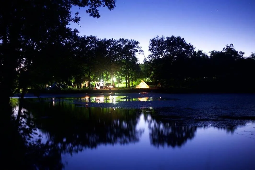 Camping Etang Du Camp Senergues 营地